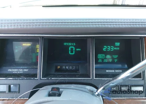 1994 Lincoln Town Car Executive z USA, uszkodzony, nr VIN 1LNLM81W3RY700897